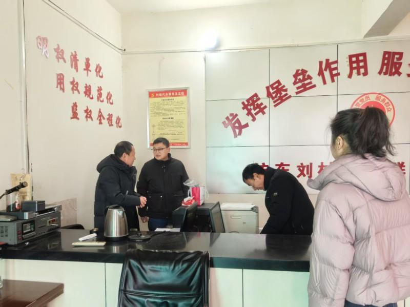 督导纺车刘村第一书记.jpg